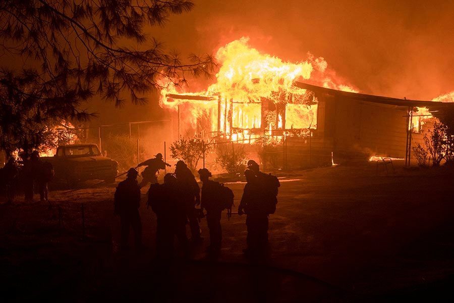 加州山火迅速蔓延 威脅數百房屋