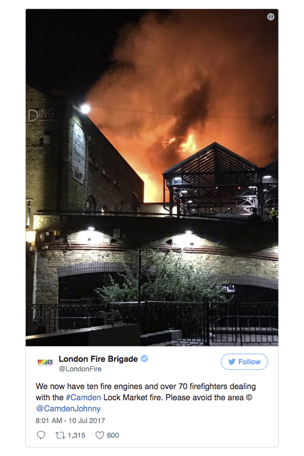 英國倫敦北部的著名旅遊點跳騷市場肯頓市集（Camden Lock Market）在當地時間今日（10日）凌晨發生大火，現場火光熊熊，冒出大量濃煙。（推特擷圖）