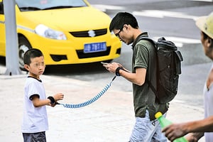 防孩子走失 父親「銬」兒子遊玩