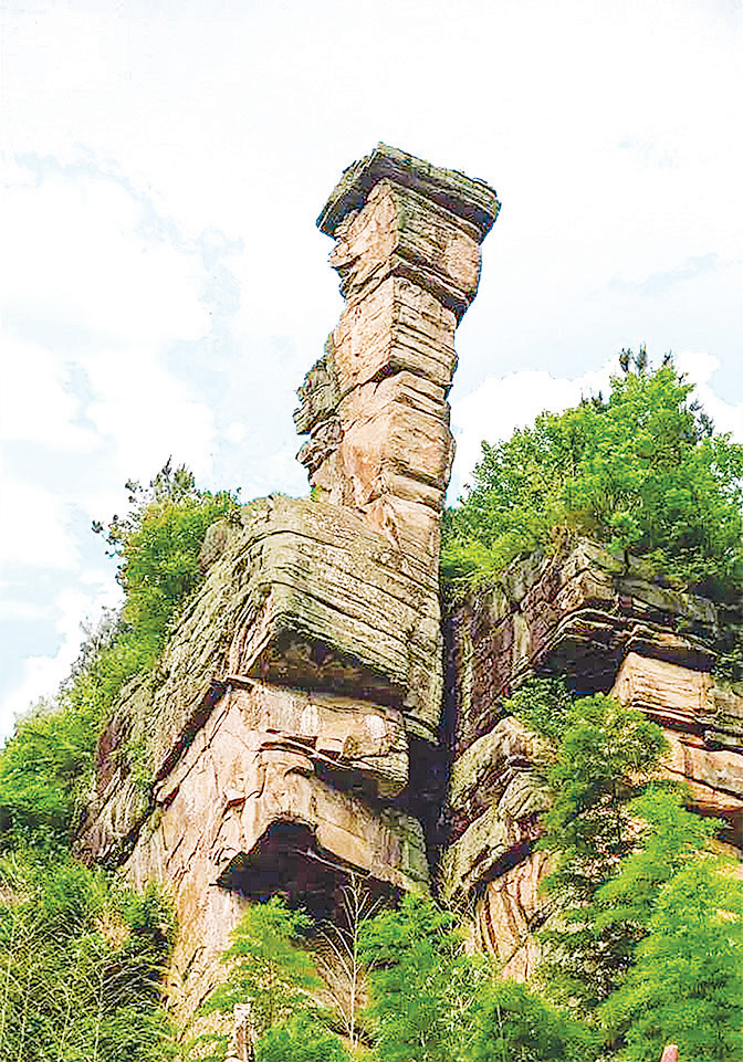 佛圖寺後方，建在懸崖上的「天柱塔」，該塔由五塊略呈方形的熔岩疊成，下小上大險絕天工。（網絡圖片）