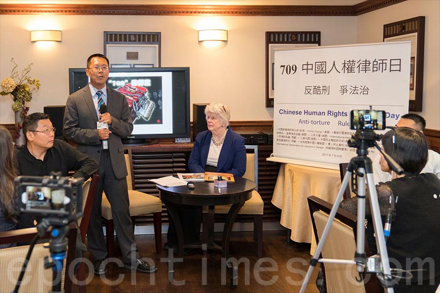 人權律師滕彪在首屆中國人權律師節上發言。（石青雲／大紀元）