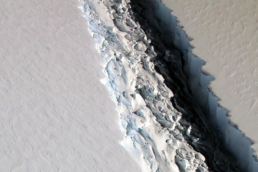 史上最大冰山之一已脫離南極，專家周三（7月12日）警告，這塊大冰山如果在海上崩塌，將嚴重威脅在南極附近航行船舶的安全。（NASA）