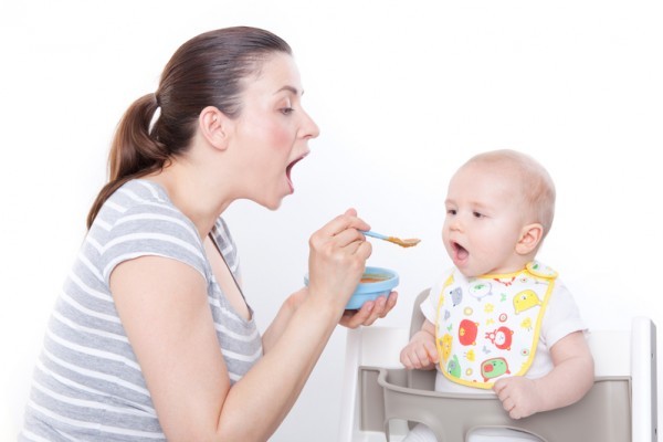 爸媽幫孩子吹涼食物、將食物放在口中咀嚼再餵給寶寶，都可能將蛀牙傳染給孩子。（圖片來源：Fotolia）
