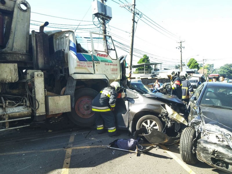 台陽明山重大車禍水泥車撞22車 3死1命危9傷