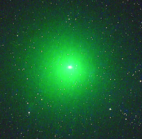 彗星掠過地球 罕見發出綠光