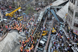 圖片新聞：印度天橋倒塌 14死150人被埋