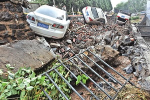 【圖片新聞】大連暴雨小區擋土牆塌車輛受損