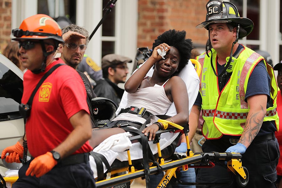 傷者包紮後送醫救治。（Chip Somodevilla/Getty Images）