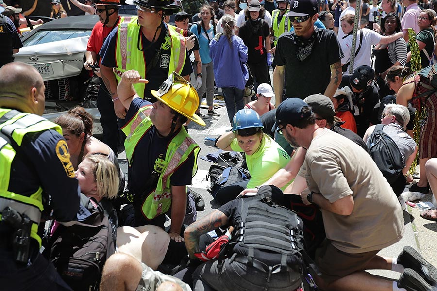 維州集會發生汽車撞人群，導致有人受傷。（Chip Somodevilla/Getty Images）