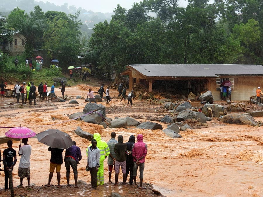 西非國家塞拉利昂首都自由城郊區爆發嚴重泥石流，死傷慘重，急待救援。（AIDU BAH/AFP/Getty Images）