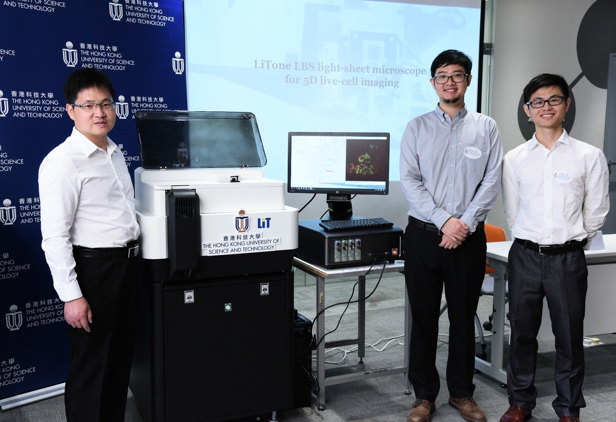 (左起) 杜勝望教授及他的研究團隊趙騰博士與趙陸偉博士研發出新一代顯微鏡。（香港科技大學提供）