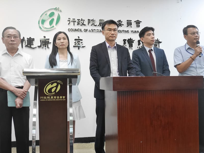 台灣農委會8月22日舉行跨部會記者會，農委會副主委陳吉仲（中）表示，彰化縣有三家牧場所生產雞蛋，被檢出不得使用的農藥芬普尼。（農委會）