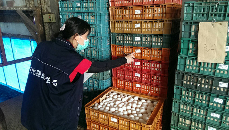 台灣彰化縣有蛋雞場被驗出生產的雞蛋有禁用農藥芬普尼，彰化縣衛生局22日前往國賀牧場追查雞蛋流向。（彰化縣衛生局提供／中央社）
