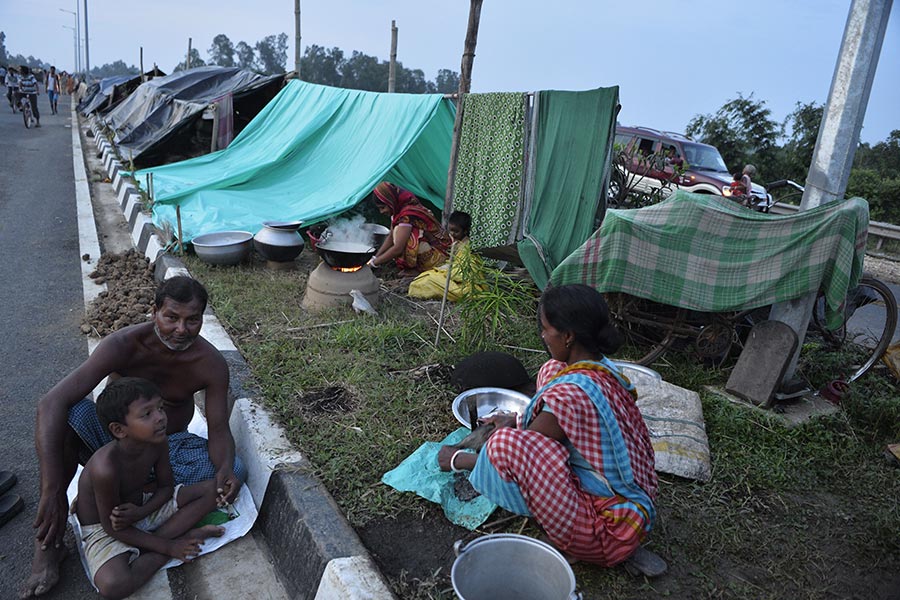 南亞地區的印度，尼泊爾和孟加拉國近日來遭遇洪水襲擊，造成800多人死亡，超過2,400萬人受災。（DIPTENDU DUTTA/AFP/Getty Images）