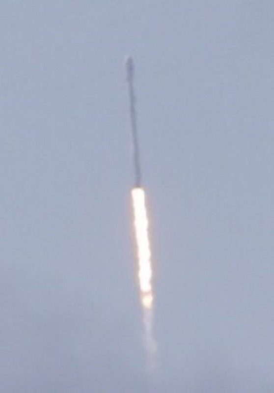 承載台灣首枚自主研製衛星福衛五號的獵鷹9號火箭順利發射升空，火箭直竄雲霄。（華碩基金會中南美洲代表趙國良提供／中央社）