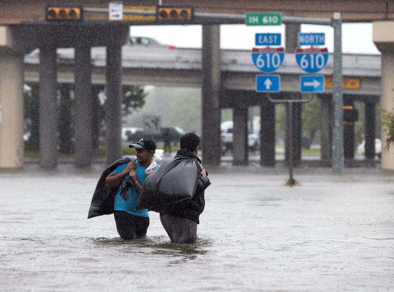 哈維颶風襲擊德州，侯斯頓遭遇前所未有的洪災。圖為2017年8月28日，德州侯斯頓，水患嚴重，民眾涉水撤離災區。（Erich Schlegel/Getty Images）