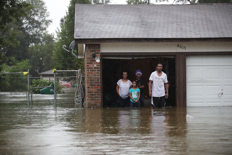 哈維颶風襲擊德州，侯斯頓遭遇前所未有的洪災。圖為2017年8月28日，德州侯斯頓，水患嚴重，有不少民眾受困。（Joe Raedle/Getty Images）