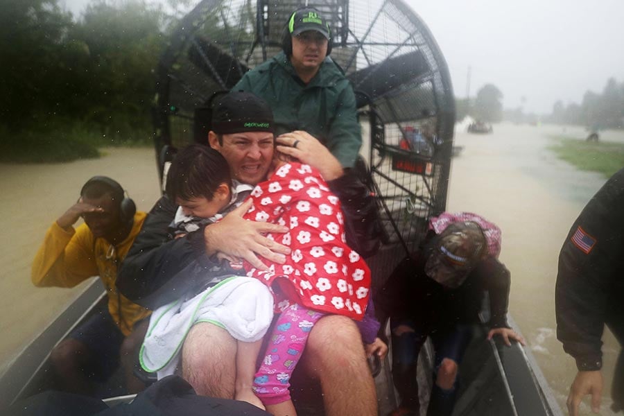 截至周一（28日）下午，熱帶風暴哈維所帶來的歷史性洪水，在美國德克薩斯州造成至少8人死亡。（Joe Raedle/Getty Images）