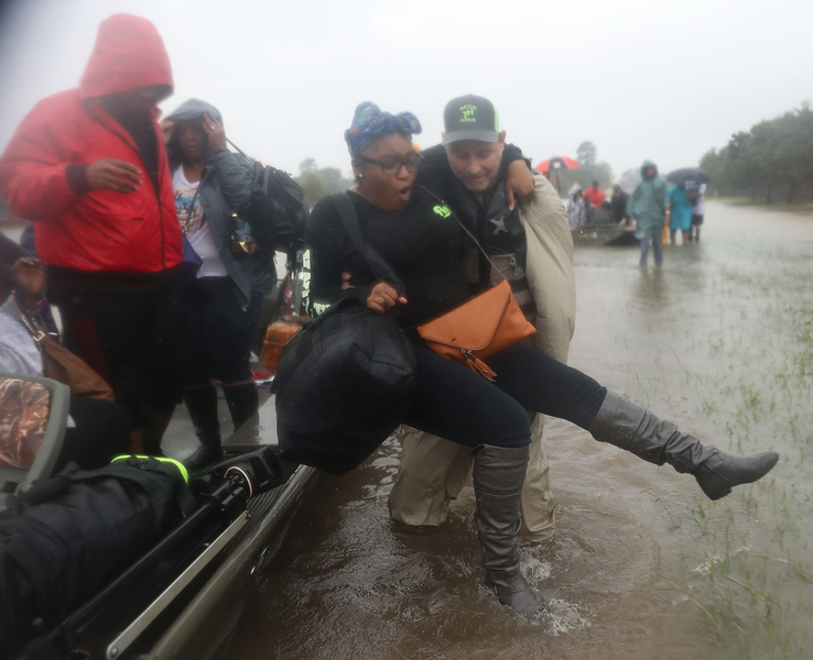 2017年8月28日，德州侯斯頓，哈維颶風侵襲德州引發嚴重洪災，當地民眾紛紛投入救援。（Joe Raedle/Getty Images）