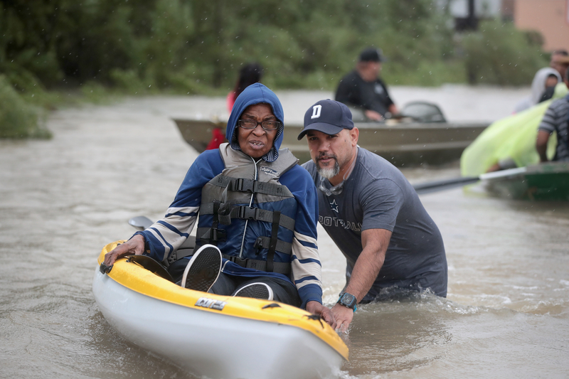 2017年8月28日，德州侯斯頓，哈維颶風侵襲德州引發嚴重洪災，當地民眾紛紛投入救援。（Scott Olson/Getty Images）