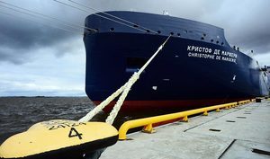 無破冰船護航 首艘油輪穿越北極航線