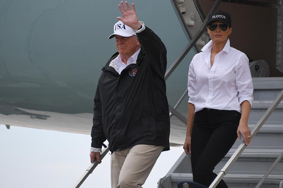 總統特朗普和第一夫人周二（8月29日）抵達德州，展開對受災地區的訪問。他表示，希望當地救災力度比以往任何時候都好。（JIM WATSON/AFP）