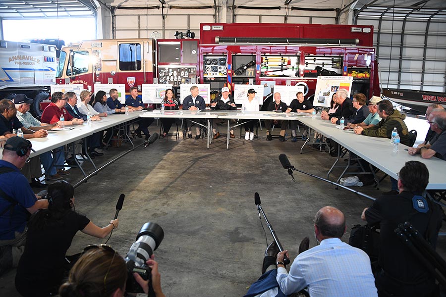 特朗普在科珀斯克里斯蒂消防局聽取災情救援工作的簡報。（JIM WATSON/AFP）