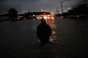 洪水淹沒街道 侯斯頓市長宣佈執行宵禁
