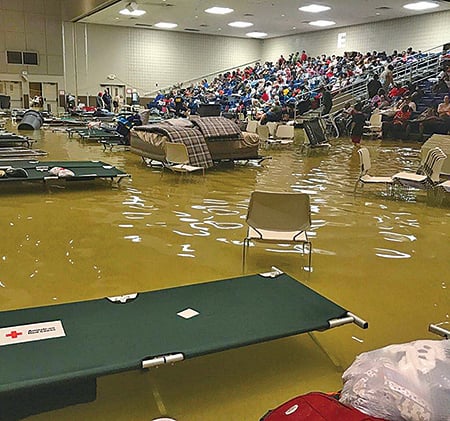 災後有逾3萬災民要入住避難所，但有庇護中心也被洪水湧入，災民不得安睡。（ABC13 Houston推特）