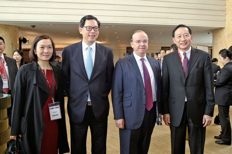 滙控行政總裁歐智華（左3）表示，滙豐預期中國會繼續允許人民幣兌美元貶值。金管局總裁陳德霖（左2）表示，基建融資辦公室預期夏季正式成立。（余鋼／大紀元）