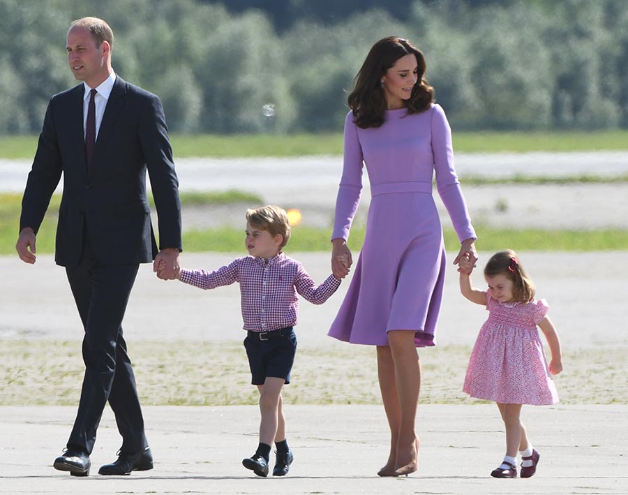 圖為威廉王子與夫人凱特帶同他們的兩名孩子在2017年7月21日造訪空中巴士在德國漢堡的基地。（PATRIK STOLLARZ/AFP/Getty Images）