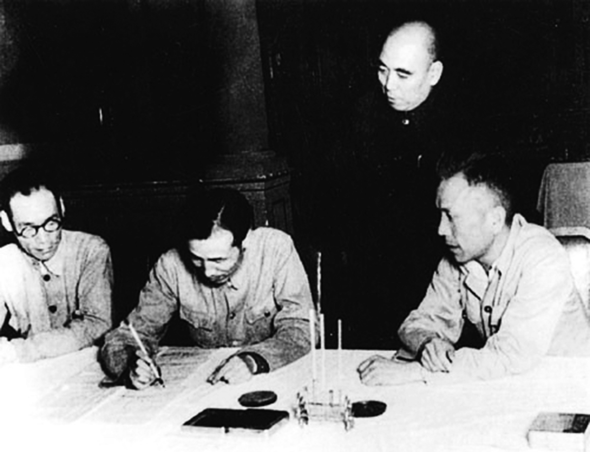 紅色特工閻又文潛伏在傅作義身旁，甚至《綏遠和平協議》上，代表國民黨部隊簽字的竟是他（左2）這個中共特工。（網絡圖片）