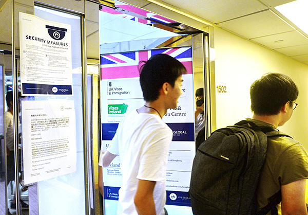 銅鑼灣的英國簽證中心，昨日繼續有學生來跟進簽證進度。（宋碧龍 ／大紀元）