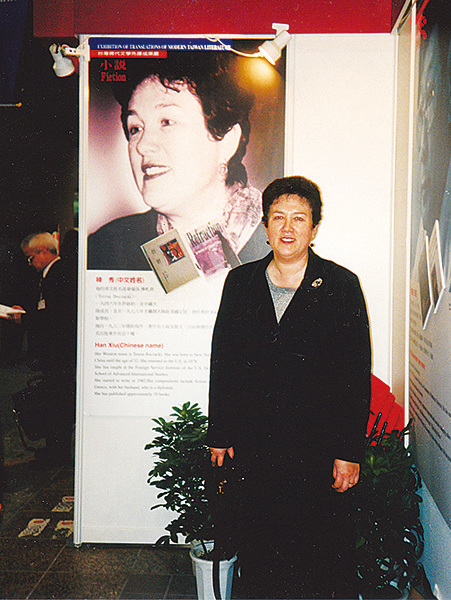 韓秀回美國之後，成為著名的中文作家。1995年韓秀在個人書展上。（韓秀提供）