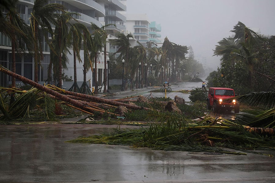 颶風艾爾瑪在星期天早上登陸佛羅里達州，晚間行進到邁爾斯堡，給佛州帶來大雨和狂風。（Joe Raedle/Getty Images）
