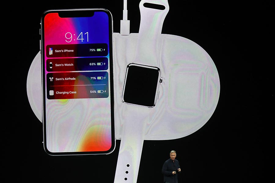 最引人注目的區別是，新的三款iPhone手機背面採用玻璃而不是金屬製成，可以支持無線充電。（Justin Sullivan/Getty Images）