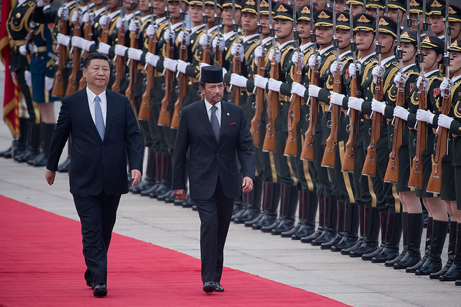 圖為9月13日，習近平在人民大會堂東門外廣場舉行儀式，歡迎汶萊蘇丹哈桑納爾・博爾基亞對中國進行國事訪問。（NICOLAS ASFOURI/AFP/Getty Images）