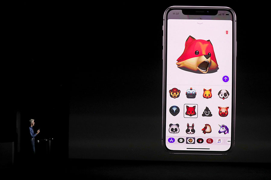 iPhone X具有面部表情掃描及辨識的解鎖功能以及結合Emoji 和 Animation 的Animoji功能。（Justin Sullivan/Getty Images）
