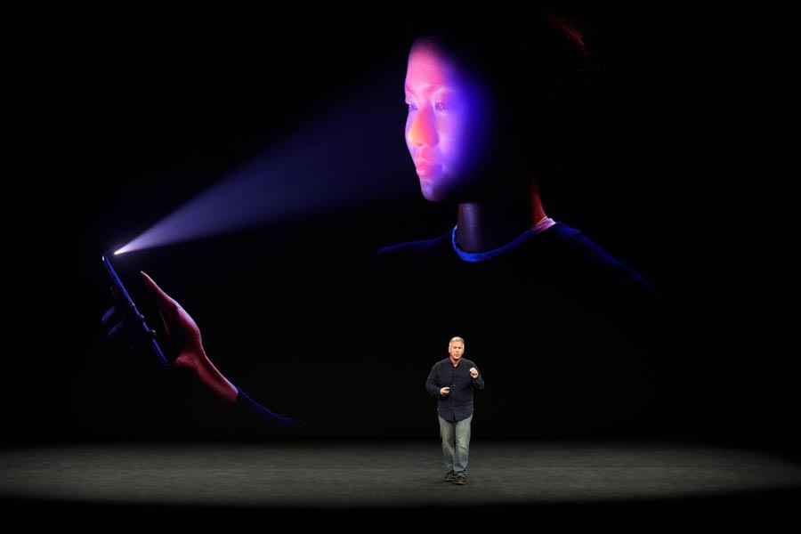 9月12日，蘋果的全球市場資深副總裁席勒（Phillip Schiller）在主題發佈會上表示：「通過iPhone X，你需要看著這部手機，它就會自動識別你並迅速解鎖。」（JOSH EDELSON/AFP/Getty Images）