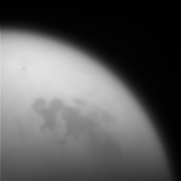 本周一，卡西尼號與土星衛星Titan最接近，被該任務工程師稱為「再見之吻」。（NASA）