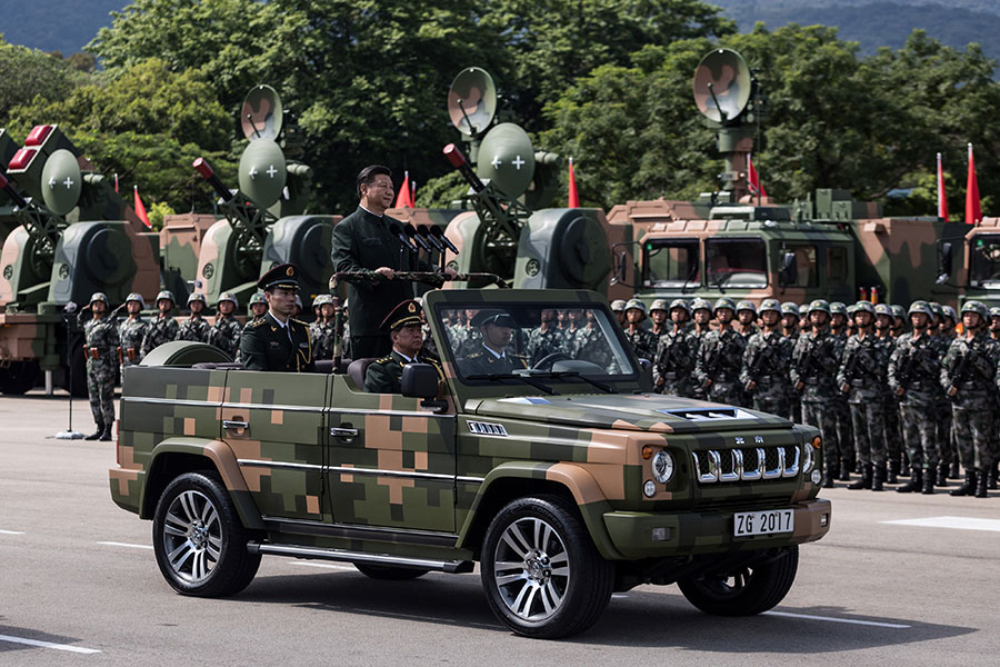 中共軍隊中的陸、海、空、火箭軍、戰略支援部隊五大兵種司令員全被指是「習家軍」。圖為習近平今年6月30日在香港石崗軍營閱兵。（DALE DE LA REY/AFP/Getty Images）