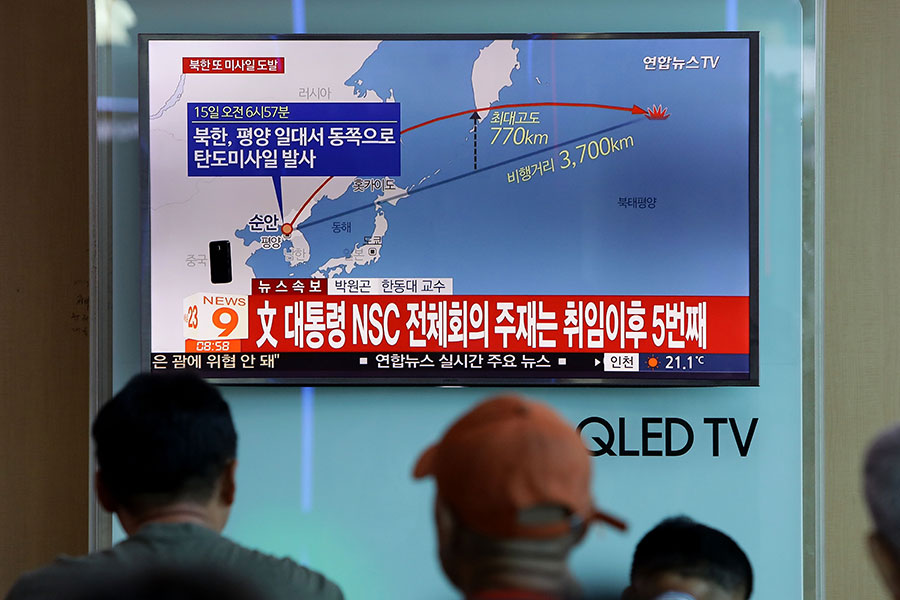 在聯合國安理會通過對朝嚴厲制裁措施之後，北韓向日本上空發射了一枚導彈，令朝鮮半島緊張局勢再度升級。（Chung Sung-Jun/Getty Images）