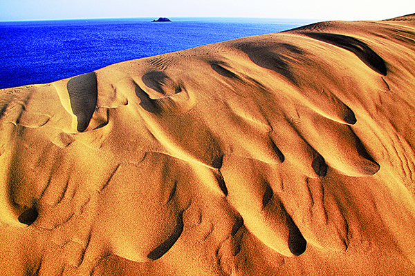 日本最大砂丘「鳥取砂丘」，越過砂丘，沉入日本海的夕陽也非常值得推薦。