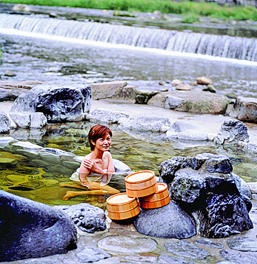 三朝溫泉是世界上屈指可數的鐳礦溫泉。邊聽河川的流水聲邊入浴，從中感到河原溫泉浴的爽快感。