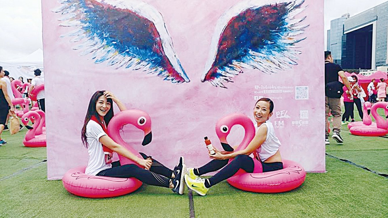 昨日藝人裕美（左）、劉敬雯（奶茶）（右）昨日參加慈善路跑，裕美於臉書貼出兩人坐在粉紅色天鵝泳圈上的逗趣照片。（圖片來源：裕美臉書）