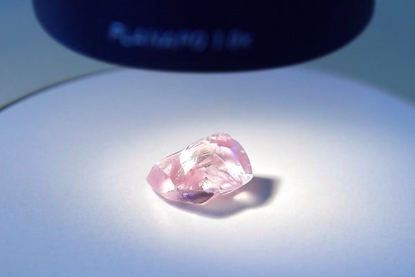 俄羅斯阿爾洛薩集團挖到重達27.85克拉的罕見粉紅色鑽石。（Alrosa）