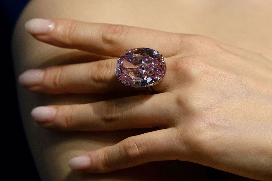 重達59.6克拉的粉紅色鑽石「粉紅之星」在本港以天價拍賣出。（ANTHONY WALLACE/AFP/Getty Images）