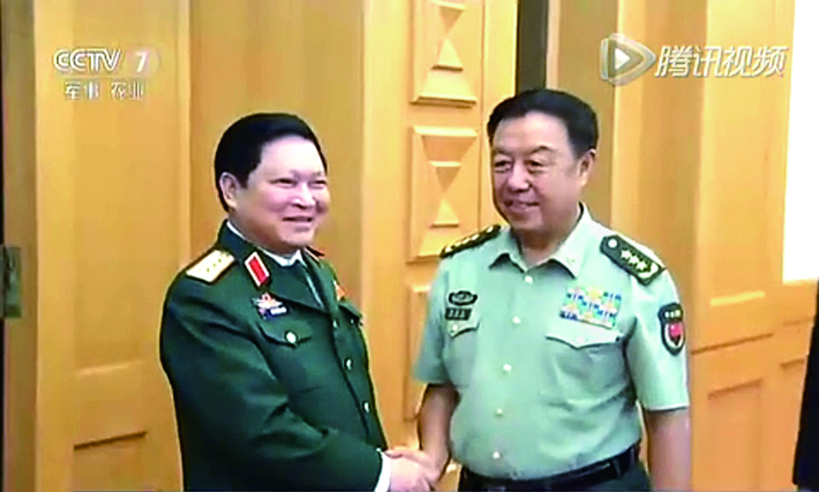 2016年8月29日，中共軍委副主席范長龍（右）在「八一大樓」會見越南國防部長吳春歷（左）。（影片截圖）