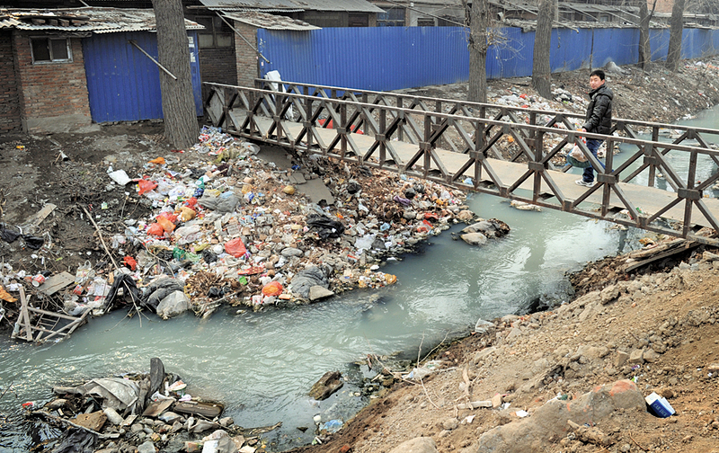 超過八成地下水遭受嚴重污染，不適合飲用。圖為北京周邊河涌。（AFP）
