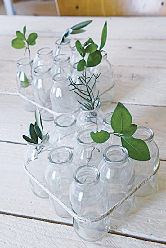 回收的玻璃瓶用麻繩綁在一起，放上香草做裝飾，讓家居充滿溫馨的田園氣氛。 圖／采實出版社